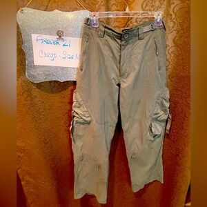 Cargo pants forever 21 M. Army green color